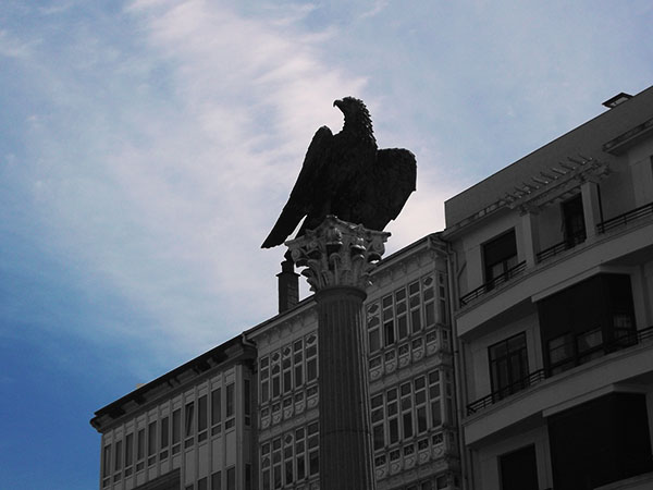 Águila que preside la Plaza de Santo Domingo recordando la fundación de Lugo por los romanos