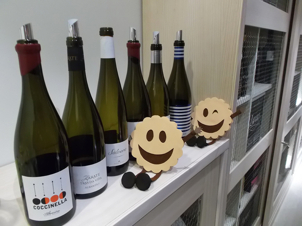 Entre vinos en la Gastroteca SCQ Entre vinos en la Gastroteca SCQ.