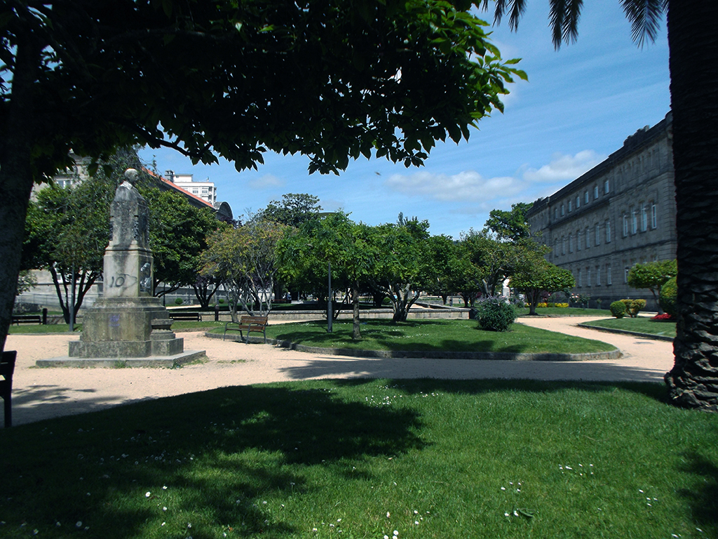 Jardines de Vicenti e Instituto Valle-Inclán.