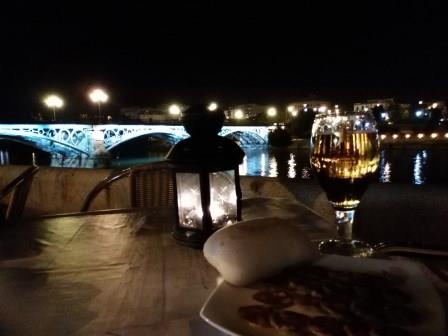 En la calle Betis, del barrio de Triana, a la vera del Guadalquivir