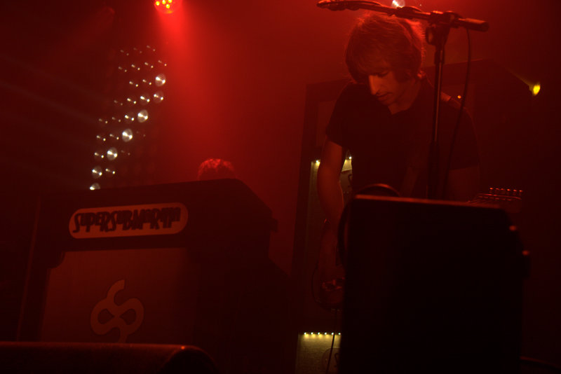 Jaime, guitarrista de Supersubmarina, sintiendo la música en el concierto con el que deleitaron al público compostelana, en la Sala Capitol