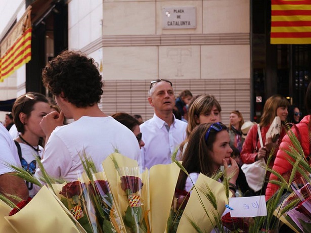 La Plaza de Catalunya abarrotada en Sant Jordi