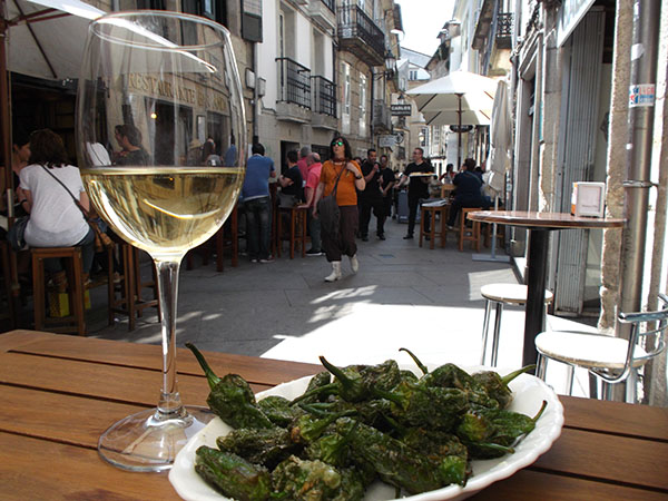 Disfrutando de un vino Albariño y unos pimientos de Padrón en Lugo