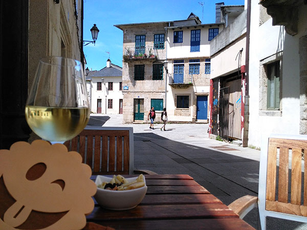 De tapeo en Lugo: vino Ribeiro y una tapita de ensalada de pasta con salmón y aceitunas negras